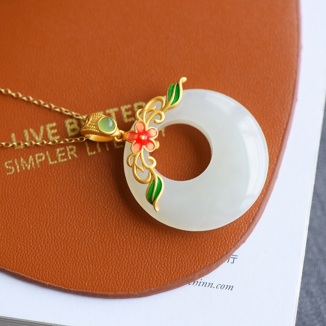 An Exquisite Sterling Silver-Gold Plated Inlaid White Jade Necklace: An Exquisite Sterling Silver-Gold Plated Inlaid White Jade Necklace,Size:1.2inx1.2in 纯银镀金镶白玉项链