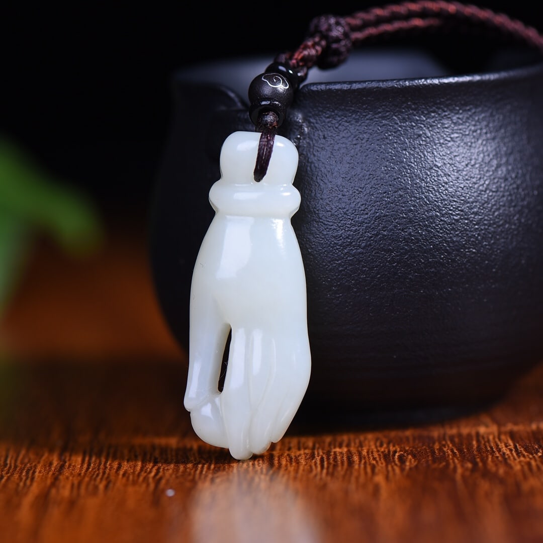 An Exquisite White Jade Bergamot Pendant: An Exquisite White Jade Bergamot Pendant,Size:1.7inx0.6in (寓意)白玉精雕佛手,持珠,掌上明珠之意,也&