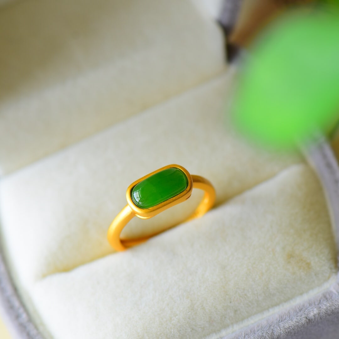 An Exquisite Sterling Silver-Gold Plated Inlaid Jasper Ring: An Exquisite Sterling Silver-Gold Plated Inlaid Jasper Ring,Size:0.3inx0.5in 纯银镀金镶碧玉戒指