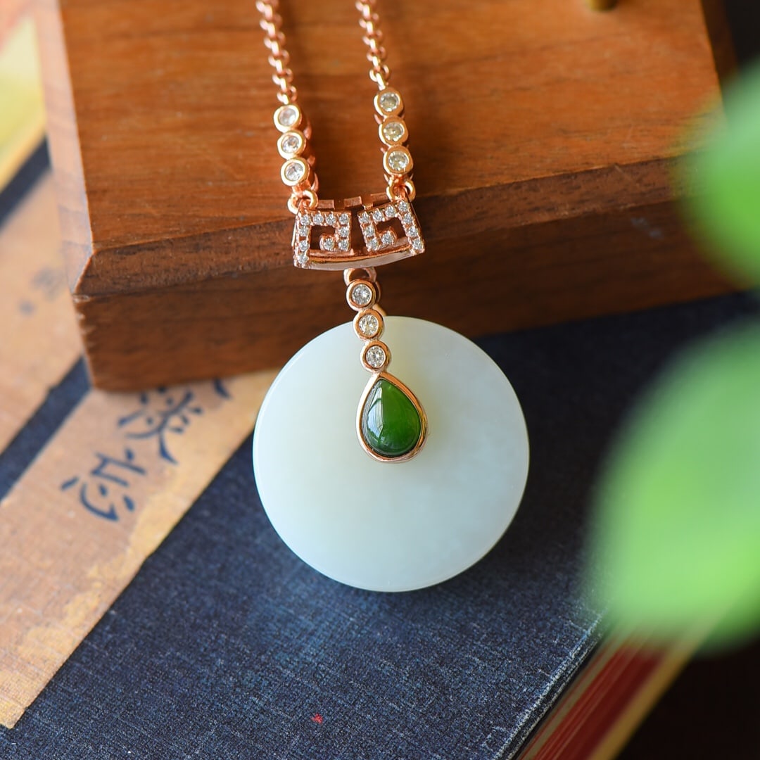 An Exquisite Sterling Silver-Gold Plated Inlaid White Jade Necklace,Inlaid Diamond: An Exquisite Sterling Silver-Gold Plated Inlaid White Jade Necklace,Inlaid Diamond,Size:1inx1.5in 纯银镀金镶白玉项链,嵌钻石