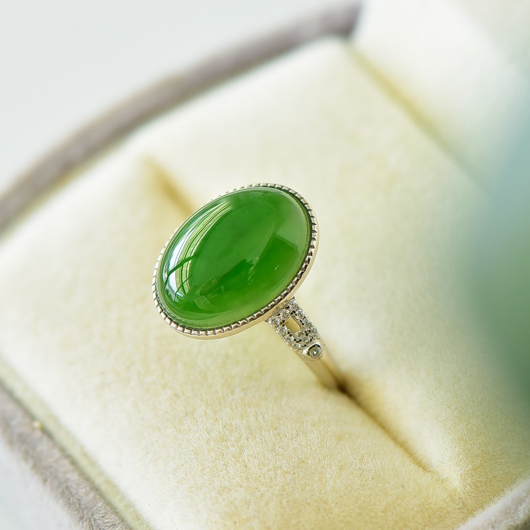 An Exquisite Sterling Silver Inlaid Jasper Ring,Inlaid Diamond: An Exquisite Sterling Silver Inlaid Jasper Ring,Inlaid Diamond,Size:0.6inx0.7in 纯银镶碧玉戒指,嵌钻石