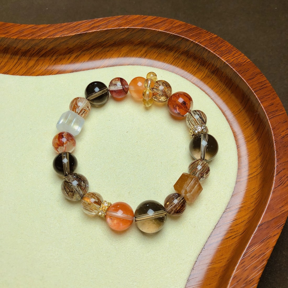 An Exquisite Crystal Bracelet: An Exquisite Crystal Bracelet,Size:0.4in,0.5in,Weight:30g 水晶手串