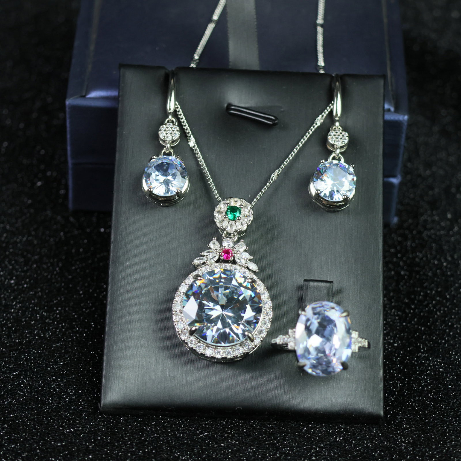 A Set of Fine Jewelry: A Set of Fine Jewelry 一套精美的首饰