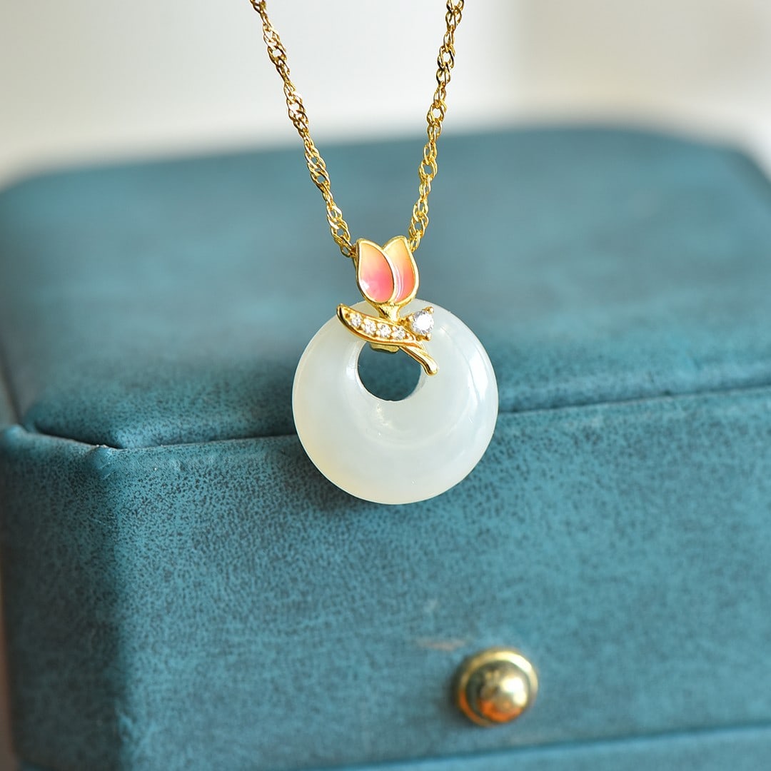 An Exquisite Sterling Silver-Gold Plated Inlaid White Jade Pendant: An Exquisite Sterling Silver-Gold Plated Inlaid White Jade Pendant,Size:0.6inx0.6in 纯银镀金镶白玉吊坠