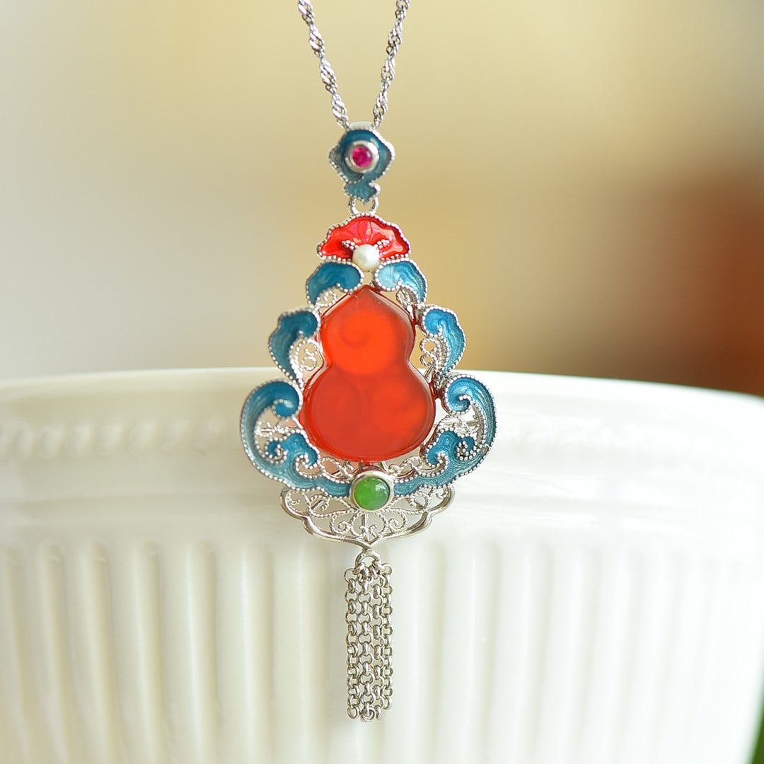 An Exquisite Sterling Silver Inlaid Agate Enamel Pendant: An Exquisite Sterling Silver Inlaid Agate Enamel Pendant,Size:0.5inx0.7in 纯银镶玛瑙珐琅吊坠