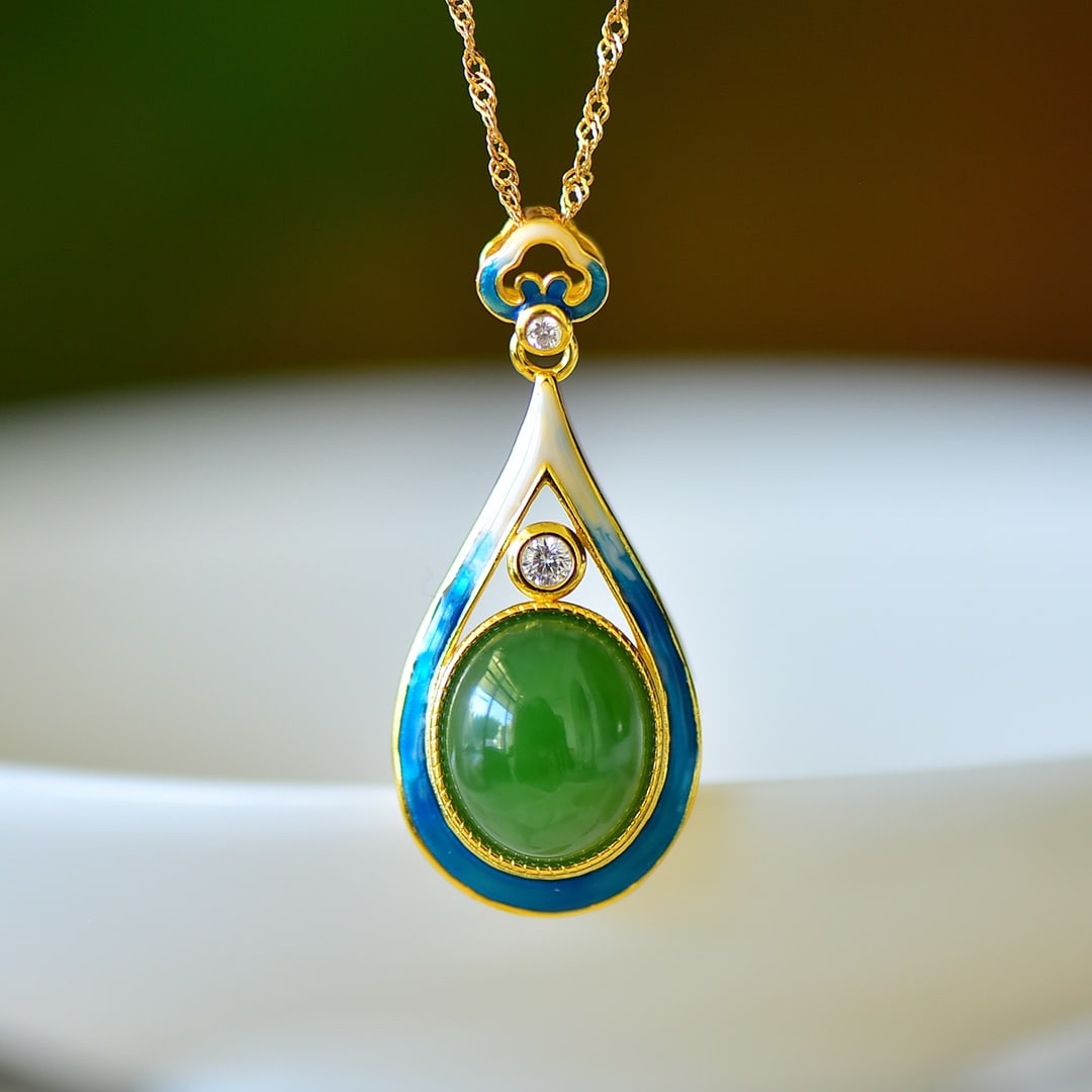 An Exquisite Sterling Silver-Gold Plated Inlaid Jasper Enamel Pendant: An Exquisite Sterling Silver-Gold Plated Inlaid Jasper Enamel Pendant,Size:0.4inx0.5in 纯银镀金镶碧玉珐琅项链