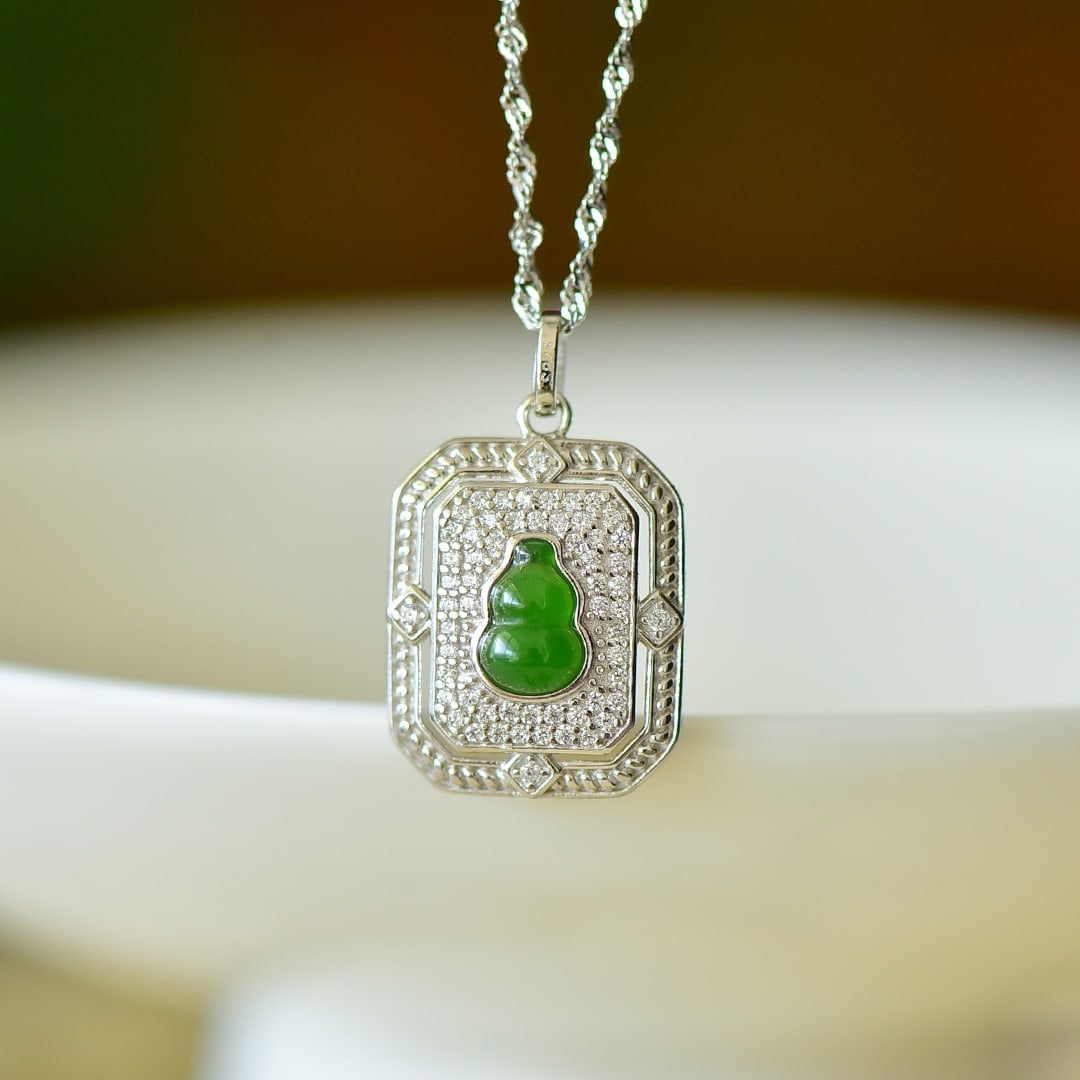 An Exquisite Sterling Silver Inlaid Jasper Necklace,Inlaid Diamond: An Exquisite Sterling Silver Inlaid Jasper Necklace,Inlaid Diamond,Size:0.2inx0.3in 纯银镶碧玉项链,嵌钻石