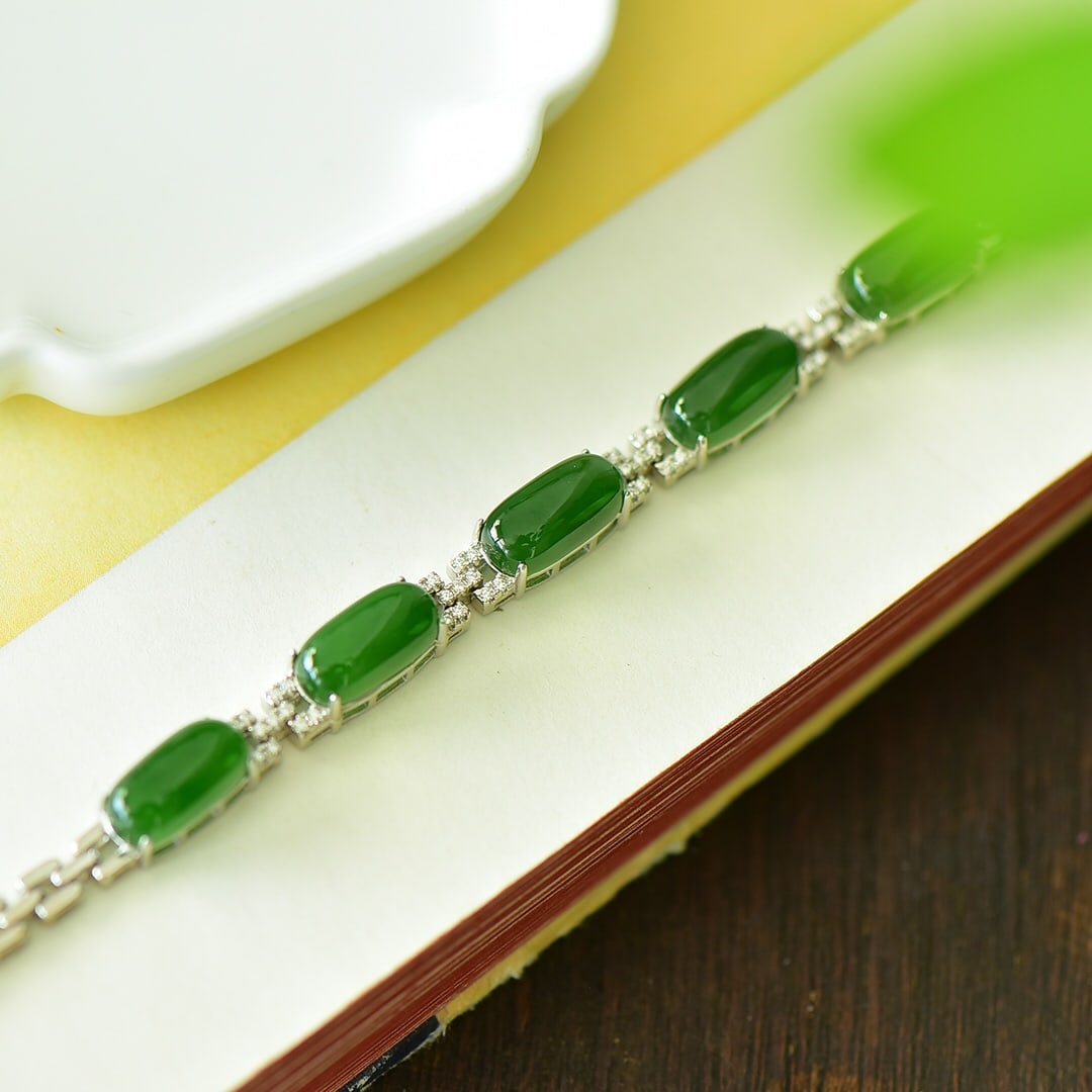 An Exquisite Sterling Silver Inlaid Jasper Bracelet,Inlaid Diamond: An Exquisite Sterling Silver Inlaid Jasper Bracelet,Inlaid Diamond,Size:0.2inx0.7in 纯银镶碧玉手链,嵌钻石