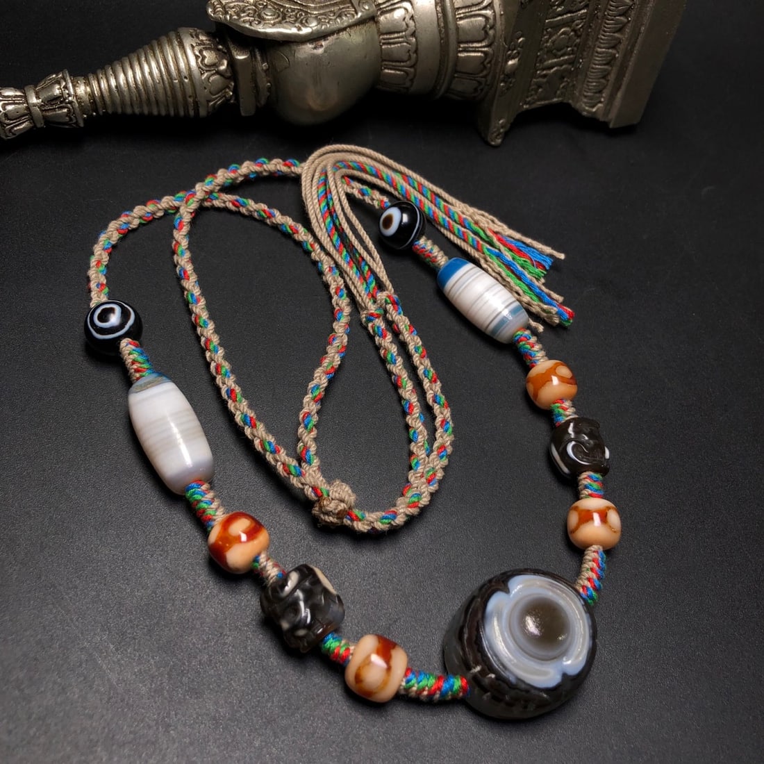 A Precious Dzi Bead Necklace: A Precious Dzi Bead Necklace,Size:1.1inx1inx0.7in 天珠项链