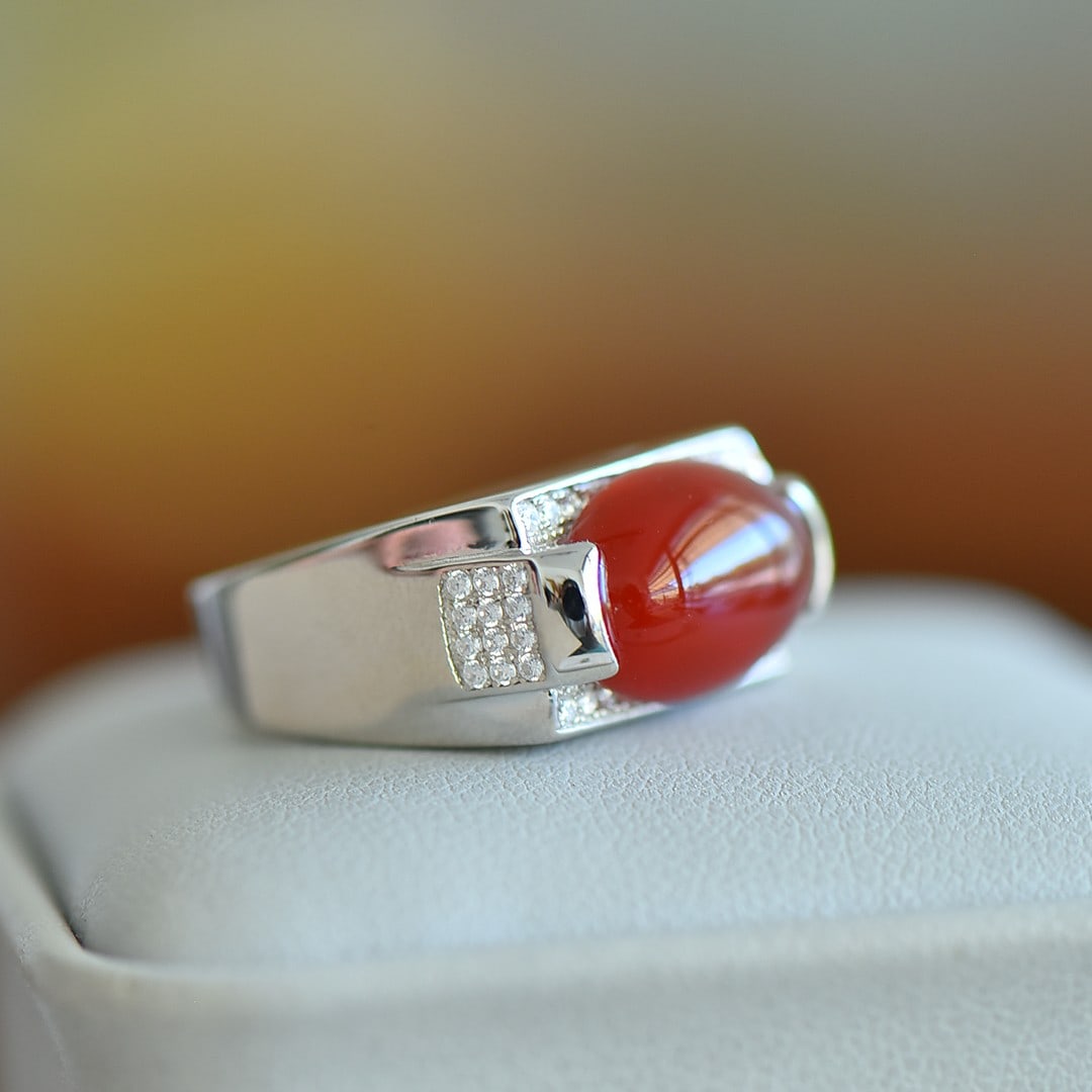 An Exquisite Sterling Silver Inlaid Agate Ring: An Exquisite Sterling Silver Inlaid Agate Ring,Size:0.4inx0.6in 纯银镶玛瑙戒指