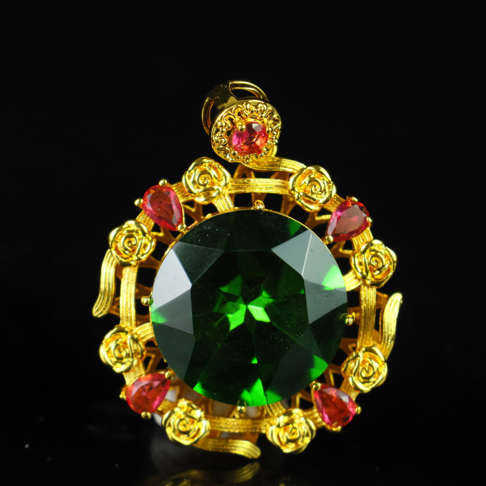An Exquisite Pendant: An Exquisite Pendant,Size:1.1inx0.6in 一个精美的吊坠