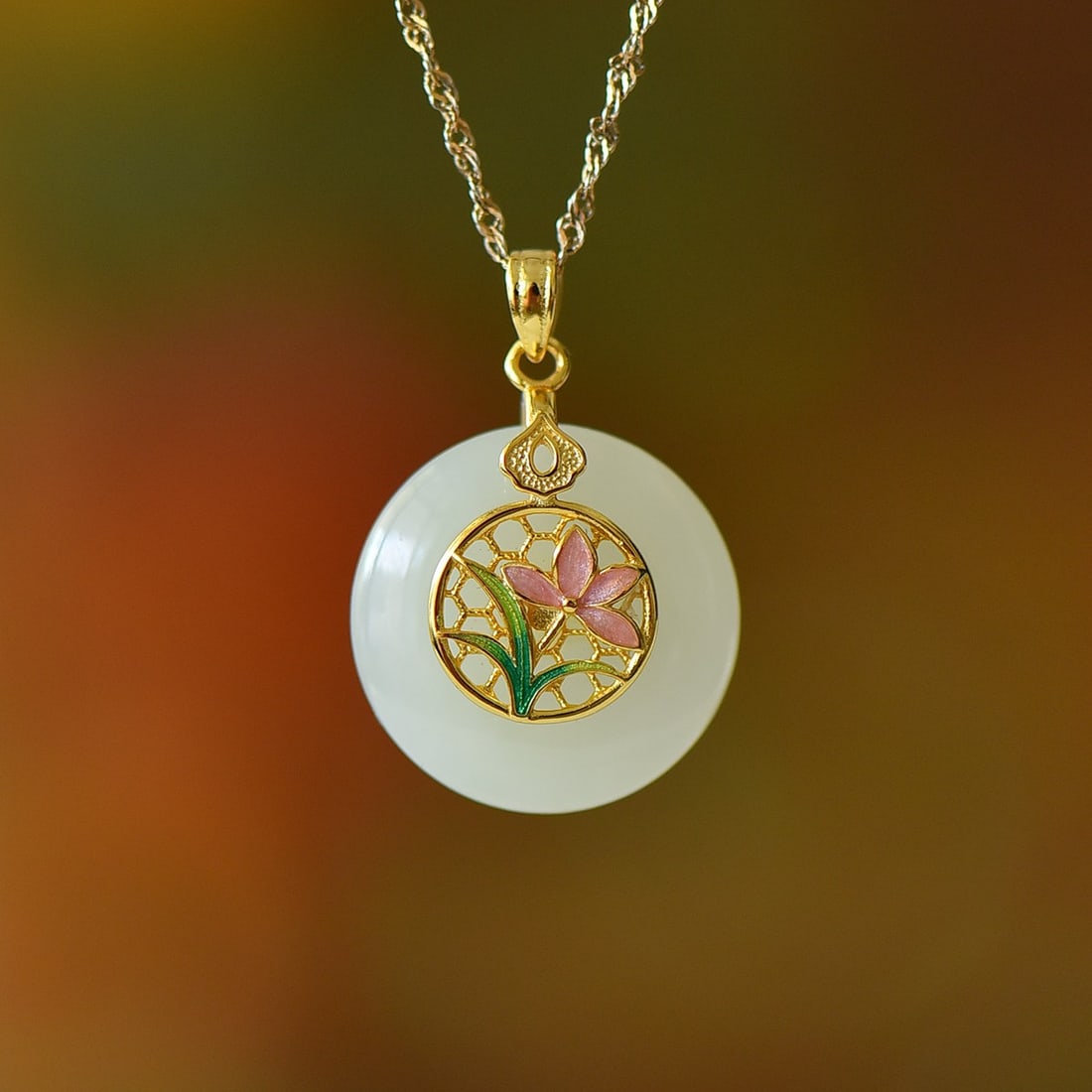 An Exquisite Sterling Silver Inlaid White Jade Flower Pattern Necklace: An Exquisite Sterling Silver Inlaid White Jade Flower Pattern Necklace,Size:0.7inx0.7in 纯银镶白玉花卉纹项链