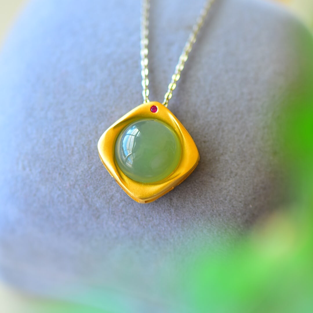 An Exquisite Sterling Silver-Gold Plated Inlaid Green Jade Necklace: An Exquisite Sterling Silver-Gold Plated Inlaid Green Jade Necklace,Size:0.7inx0.7in 纯银镀金镶青玉项链