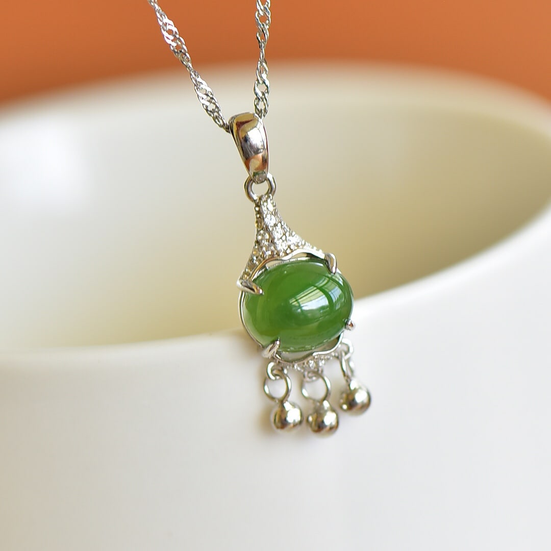 An Exquisite Sterling Silver Inlaid Jasper Necklace,Inlaid Diamond: An Exquisite Sterling Silver Inlaid Jasper Necklace,Inlaid Diamond,Size:0.3inx0.4in 纯银镶碧玉项链,嵌钻石