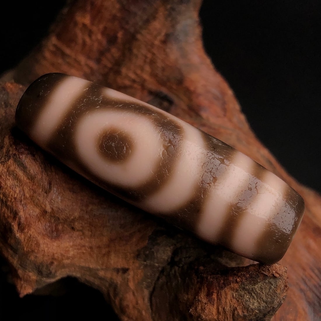 An Exquisite Dzi Bead Pendant: An Exquisite Dzi Bead Pendant,Size:1.5inx0.5in,Weight:8.6g 天珠挂件
