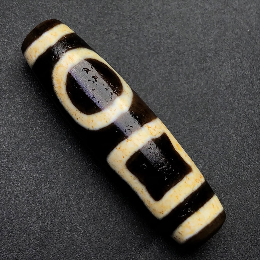 An Exquisite Dzi Bead Pendant: An Exquisite Dzi Bead Pendant,Size:1.7inx0.4in,Weight:9.4g 天珠挂件