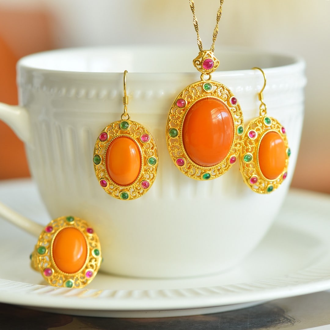 A Set of Fine Sterling Silver-Gold Plated Inlaid Beeswax Jewelrys: A Set of Fine Sterling Silver-Gold Plated Inlaid Beeswax Jewelrys 一套纯银镀金镶蜜蜡首饰