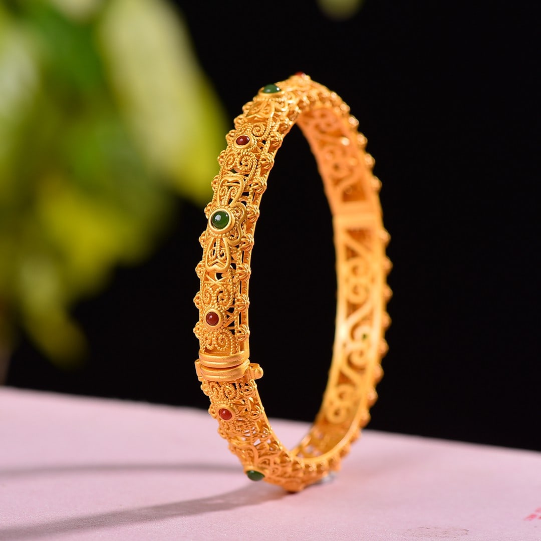 An Exquisite Sterling Silver-Gold Plated Inlaid Jasper Bracelets: An Exquisite Sterling Silver-Gold Plated Inlaid Jasper Bracelets,Size:0.1inx0.1in 纯银镀金镶碧玉手镯