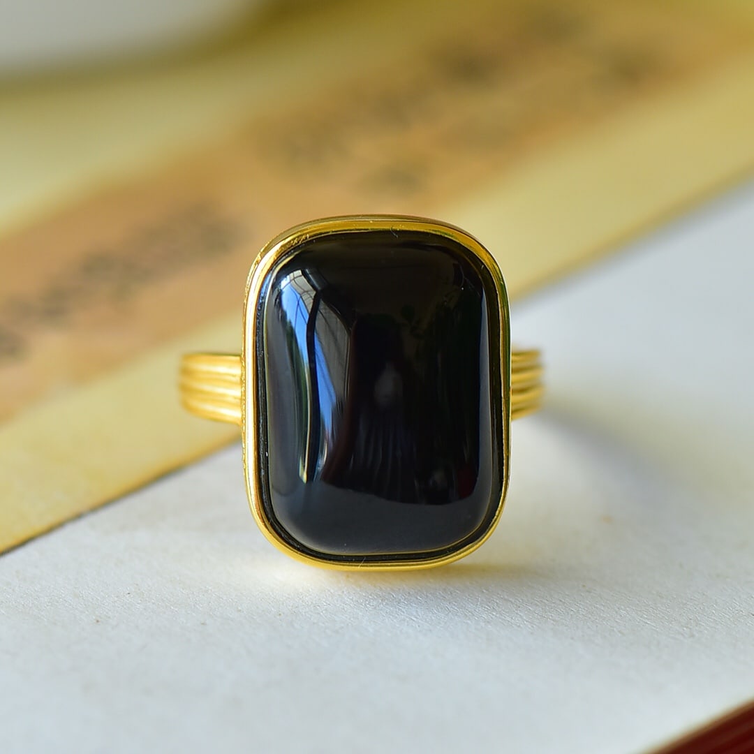 An Exquisite Sterling Silver-Gold Plated Inlaid Black Jade Ring: An Exquisite Sterling Silver-Gold Plated Inlaid Black Jade Ring,Size:0.6inx0.8in 纯银镀金镶墨玉戒指