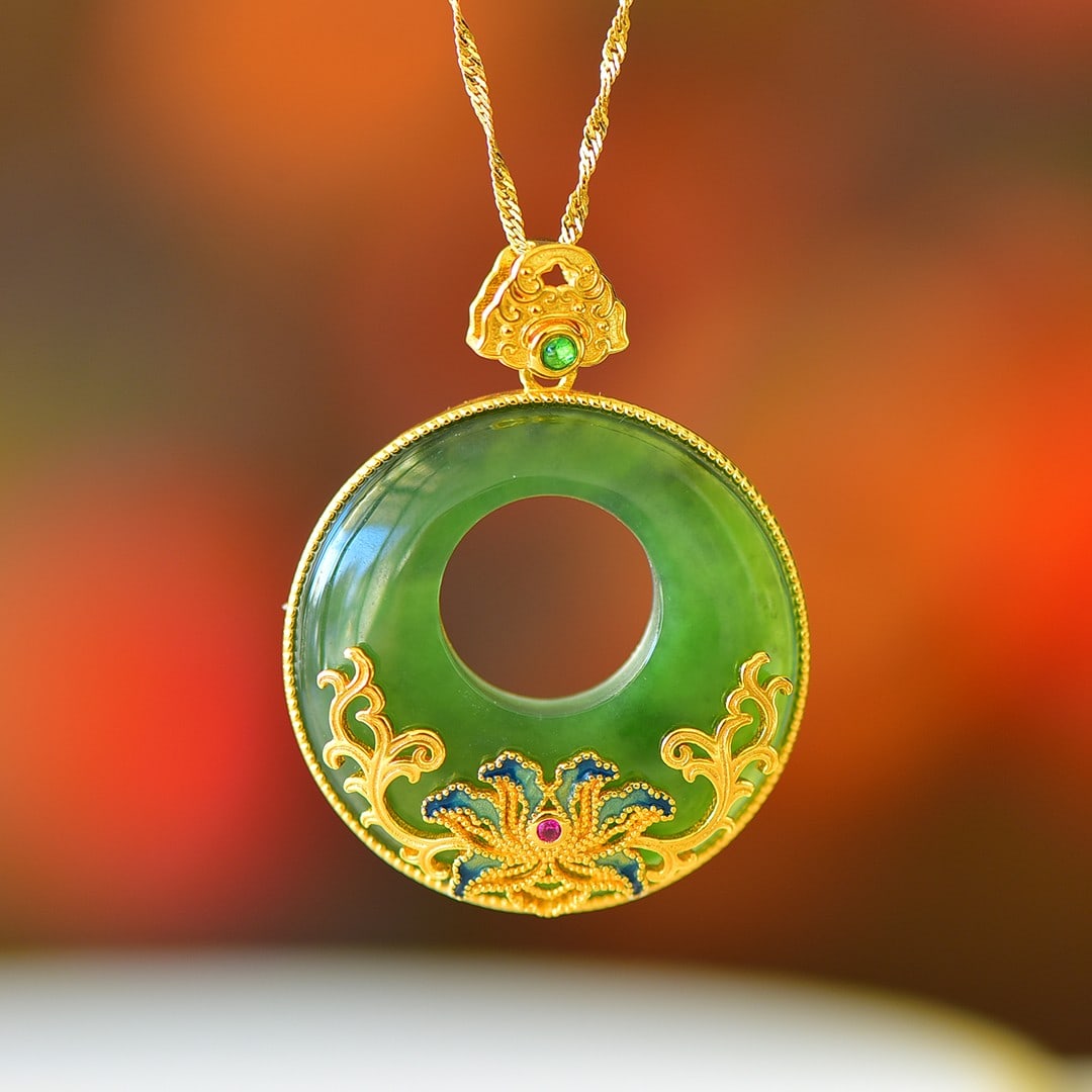An Exquisite Sterling Silver-Gold Plated Inlaid Jasper Enamel Pendant: An Exquisite Sterling Silver-Gold Plated Inlaid Jasper Enamel Pendant,Size:1.2inx1.2in 纯银镀金镶碧玉珐琅吊坠
