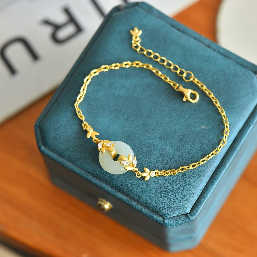 An Exquisite Sterling Silver-Gold Plated Inlaid White Jade Bracelet: An Exquisite Sterling Silver-Gold Plated Inlaid White Jade Bracelet,Size: 0.5inx0.5in 纯银镀金镶白玉手链