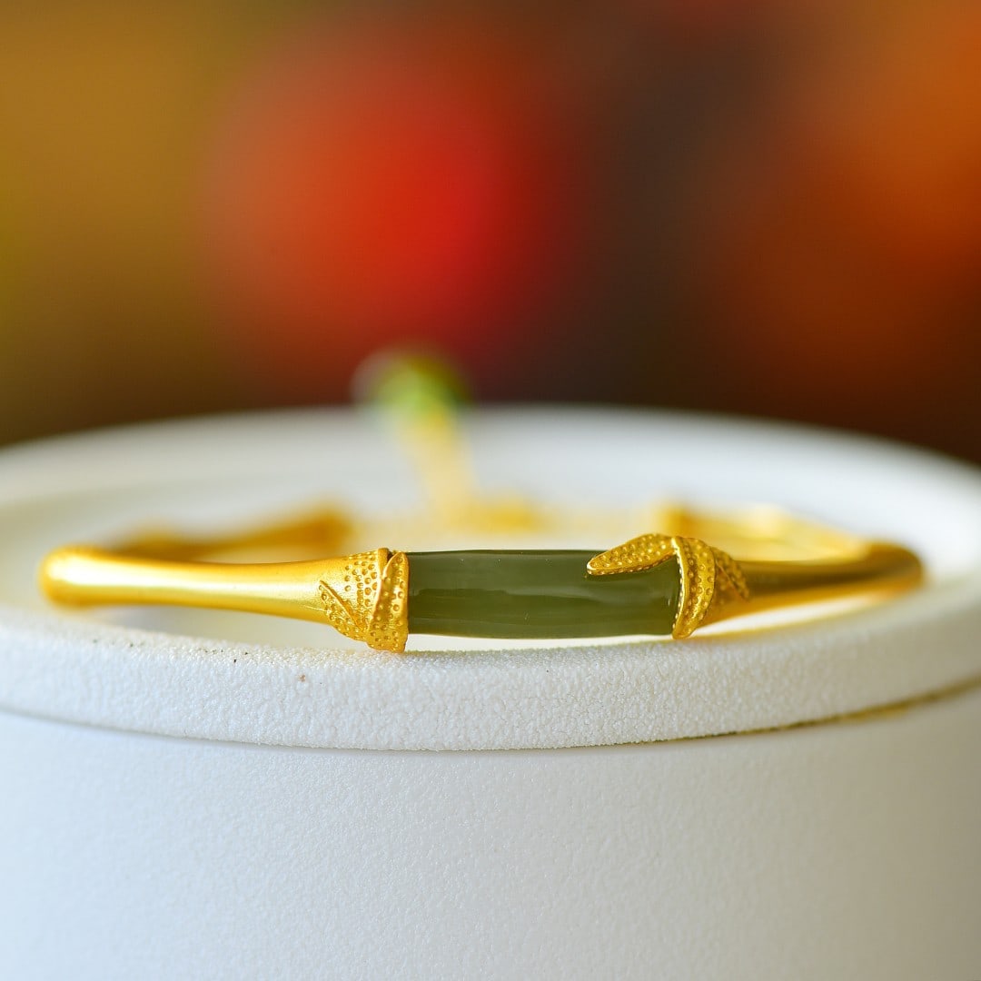 An Exquisite Sterling Silver-Gold Plated Inlaid Sapphire Bracelet: An Exquisite Sterling Silver-Gold Plated Inlaid Sapphire Bracelet,Size:0.2inx0.9in 纯银镀金镶青玉手镯