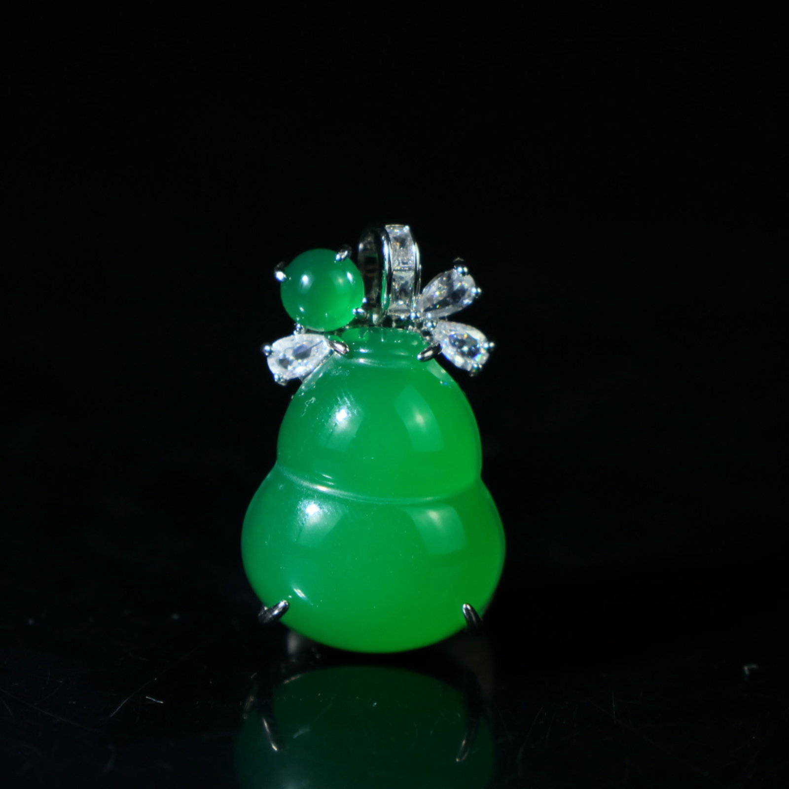 An Exquisite Gourd Pendant: An Exquisite Gourd Pendant,Size:1inx0.8inx0.5in 一个精美的葫芦吊坠