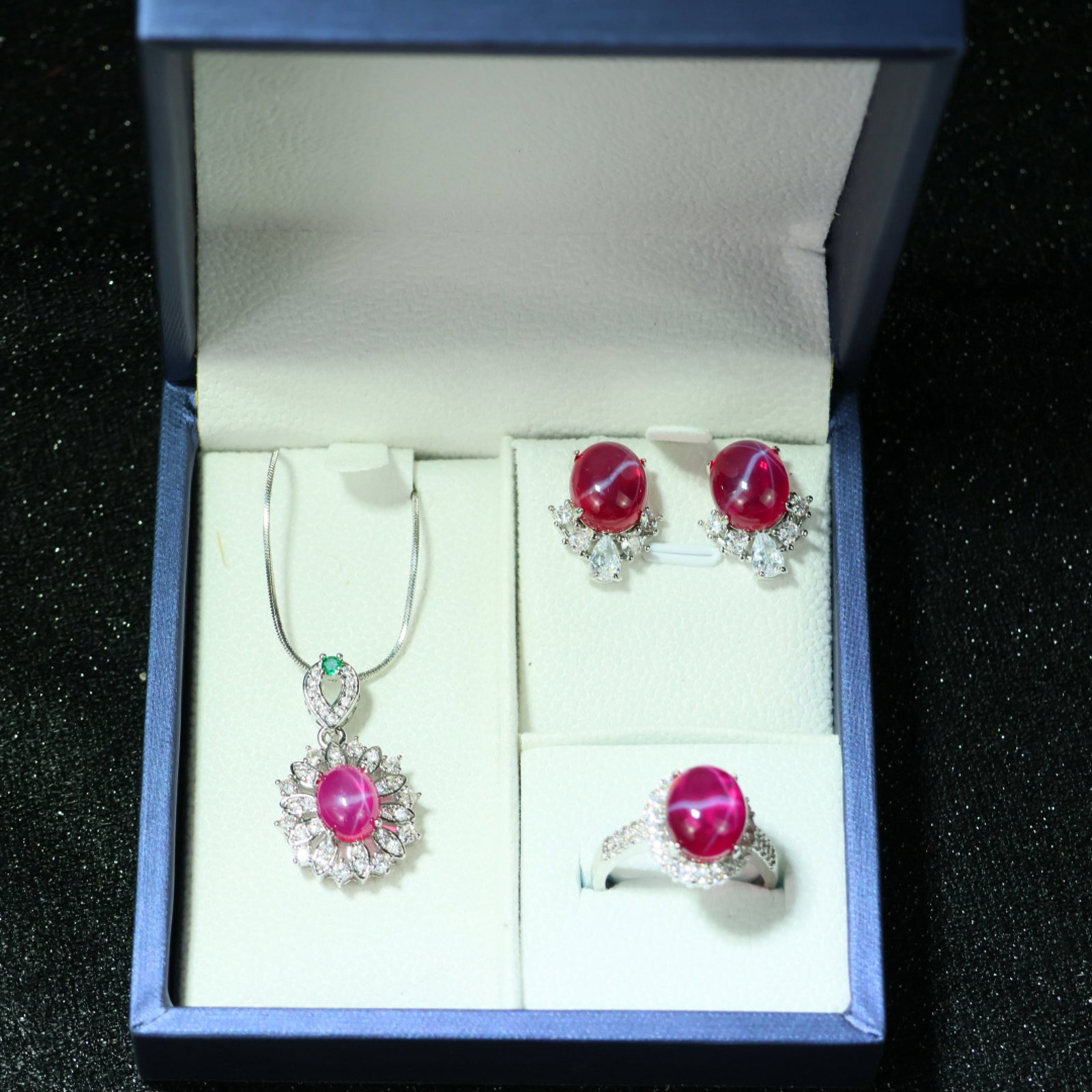 A Set of Fine Jewelry: A Set of Fine Jewelry 一套精美的首饰