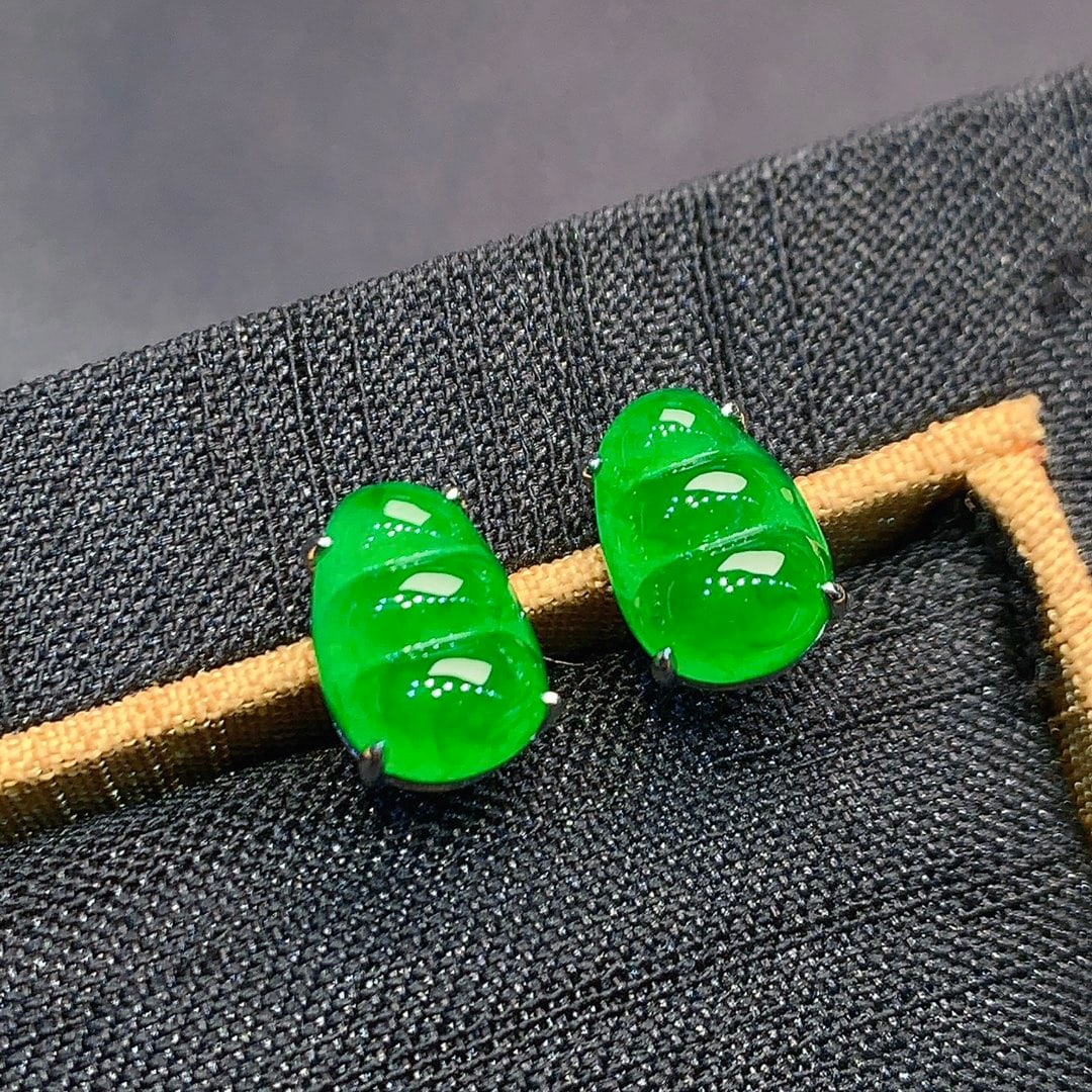 A Pair of Exquisite 18k Gold Diamond Inlaid Jadeite Earrings: A Pair of Exquisite 18k Gold Diamond Inlaid Jadeite Earrings,Size(Loose Stone):0.4inx0.2inx0.1in 一对18k金钻镶嵌翡翠耳钉