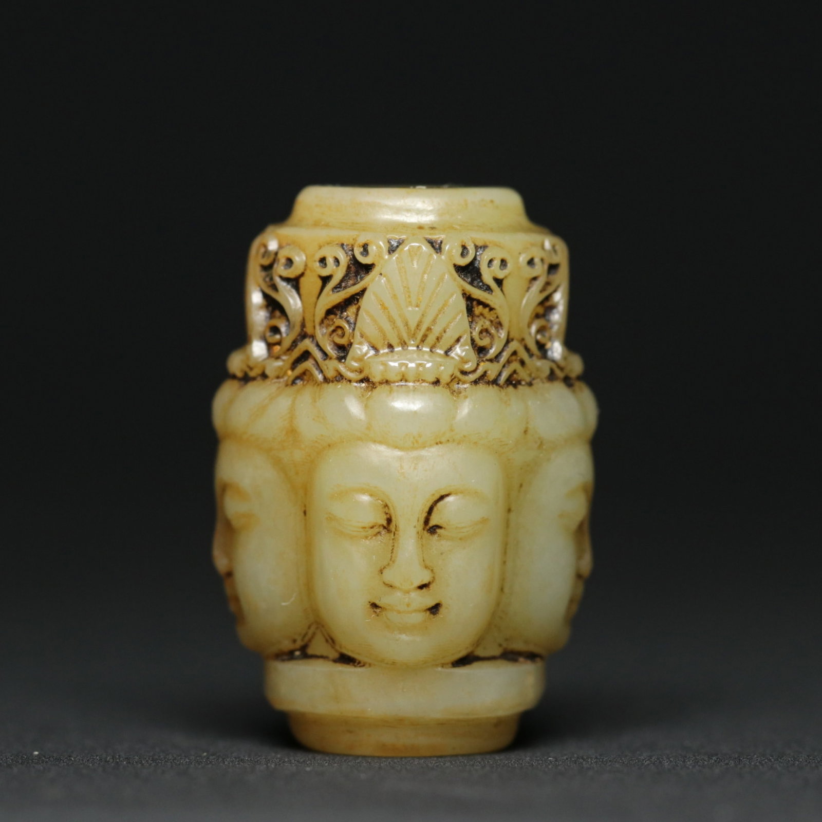 An Exquisite White Jade Statue of Avalokitesvara Pendant: An Exquisite White Jade Statue of Avalokitesvara Pendant,Qing Dynasty,China,Size:1.4inx1in,Weight:33.4g 白玉观音像挂件,中国清代