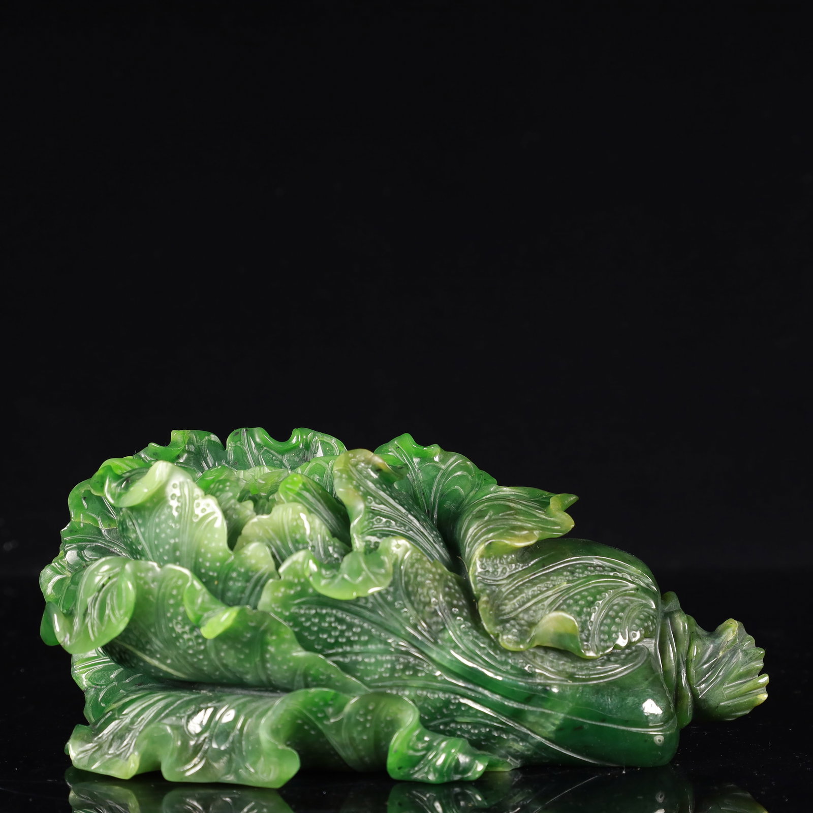 An Exquisite White Jade Cabbage Ornament: An Exquisite White Jade Cabbage Ornament,Qing Dynasty, China,Size:6.7inx2.8inx3.1in,Weight:1600g 碧玉白菜摆件,中国清代