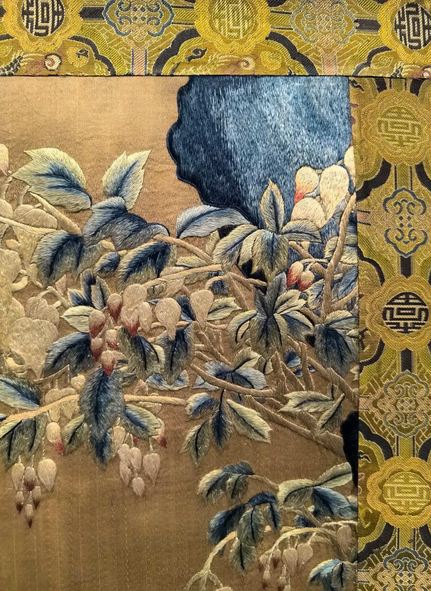 An Exquisite Flower Pattern Embroidery - 6