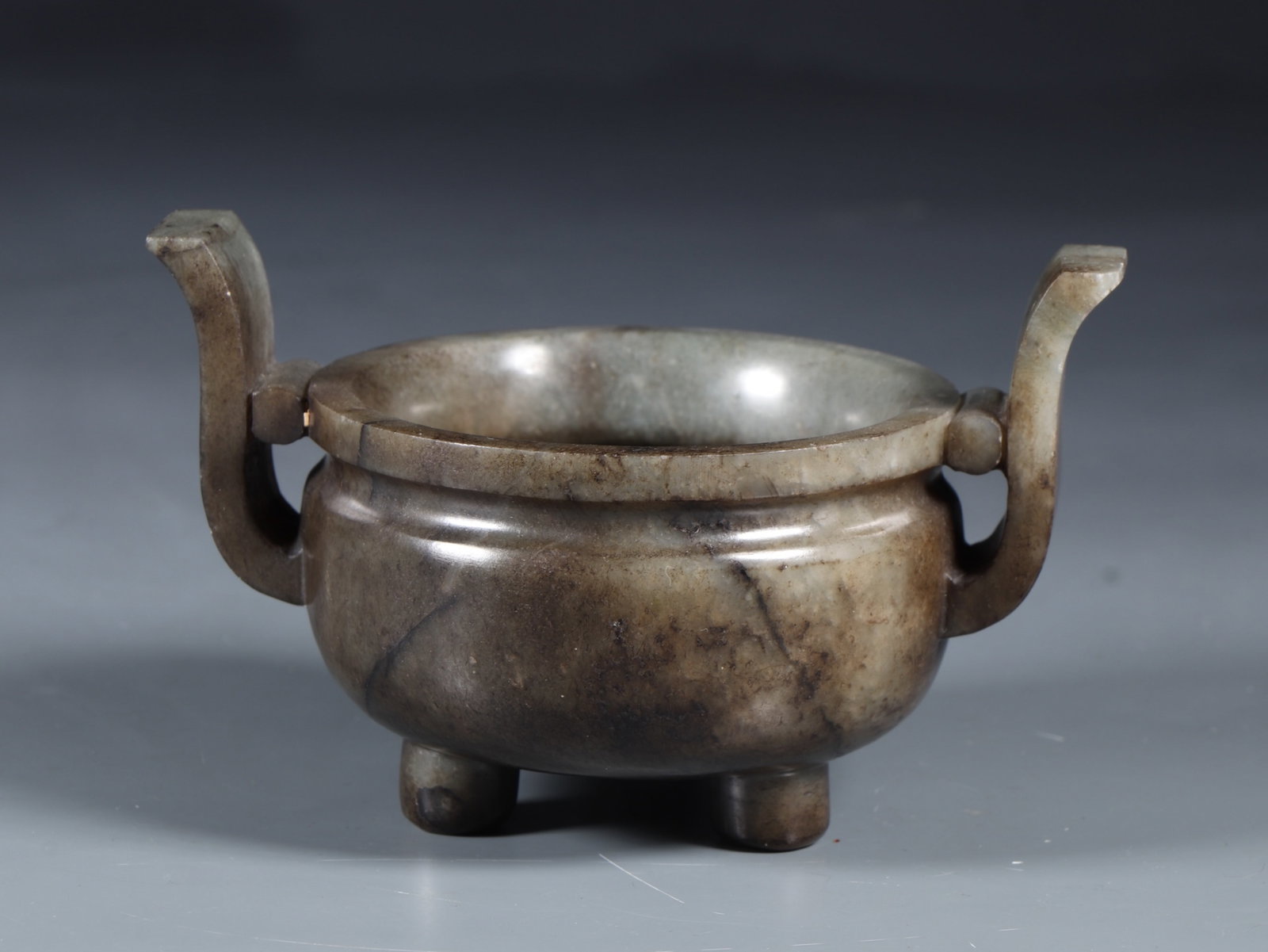 An Exquisite White Jade Double-Ears and Tripod Censer: An Exquisite White Jade Double-Ears and Tripod Censer,Qing Dynasty,China,Size:4.6inx3.1inx2.8in,Weight:294g