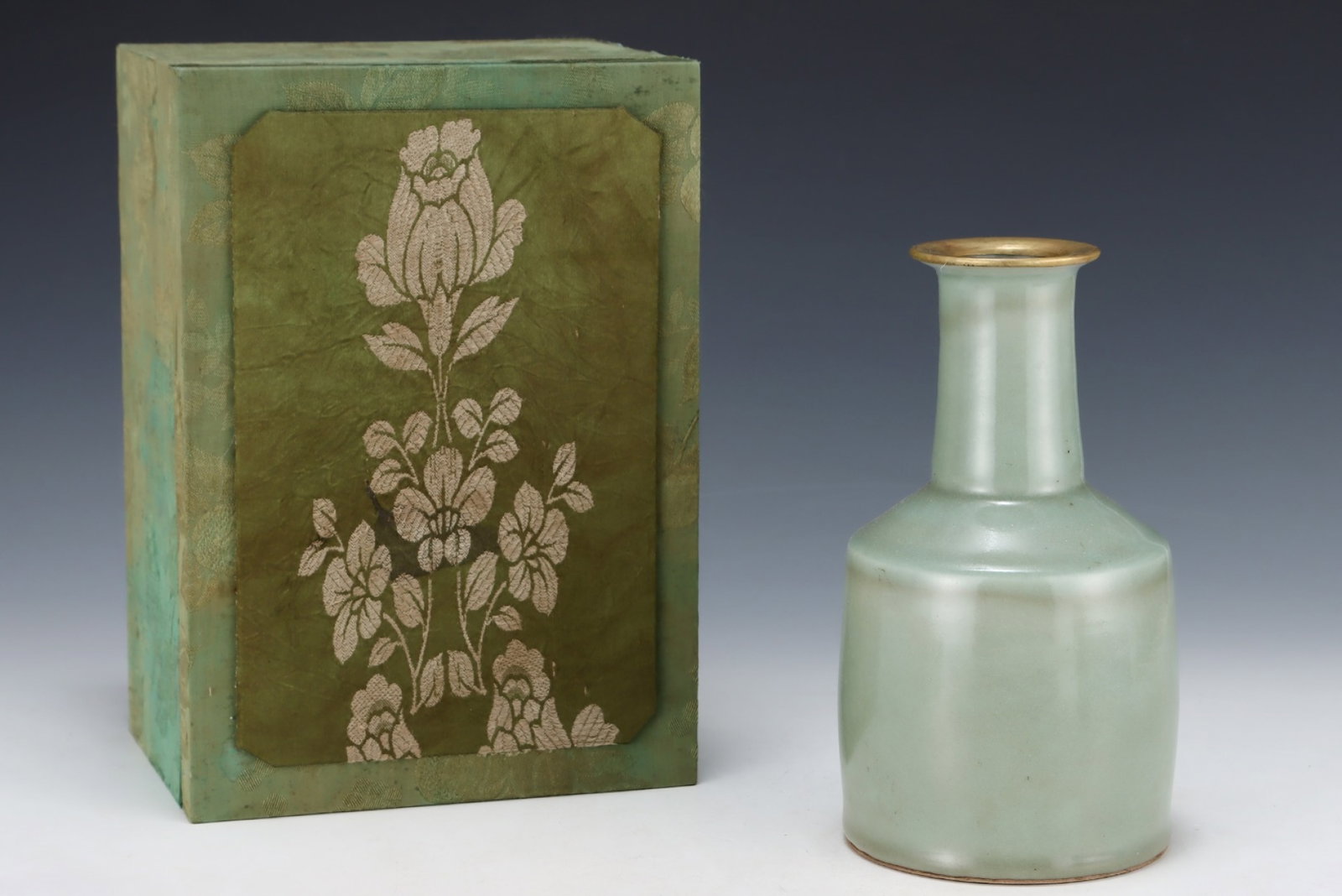 An Exquisite Longquan yao Cover with Gold Vase,with an Imperial Poem by Emperor Qianlong: An Exquisite Longquan yao Cover with Gold Vase,with an Imperial Poem by Emperor Qianlong,Song Dynasty,China,Size:8.3inx4.7in 龙泉窑包金瓶,带乾隆&#