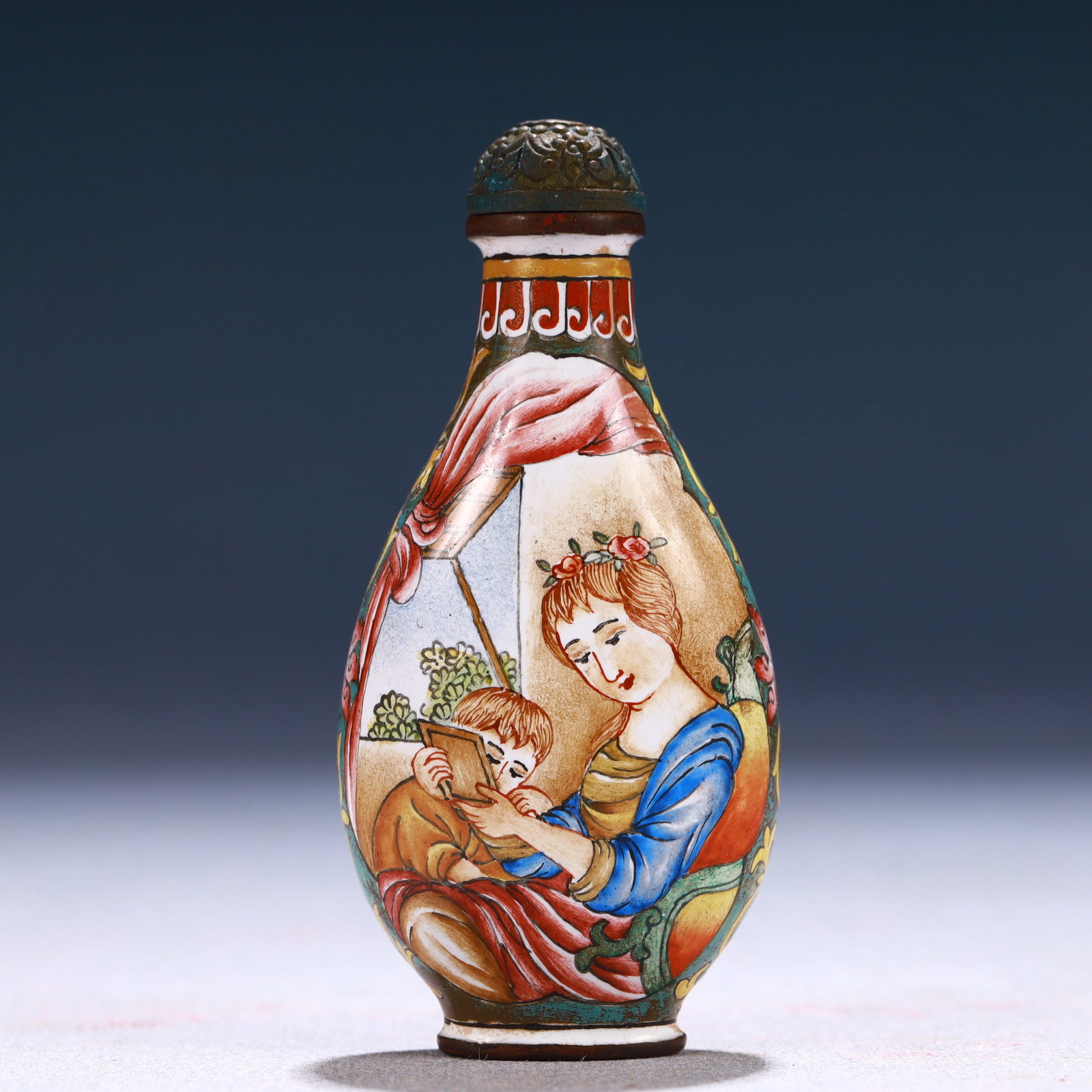 An Exquisite Painted Enamel Figure Pattern Snuff Bottle: An Exquisite Painted Enamel Figure Pattern Snuff Bottle,Qing Dynasty, China,Qianlong Four-character Mark,Size:1.4inx0.6inx3in,Weight:53g 画珐琅人物纹鼻烟