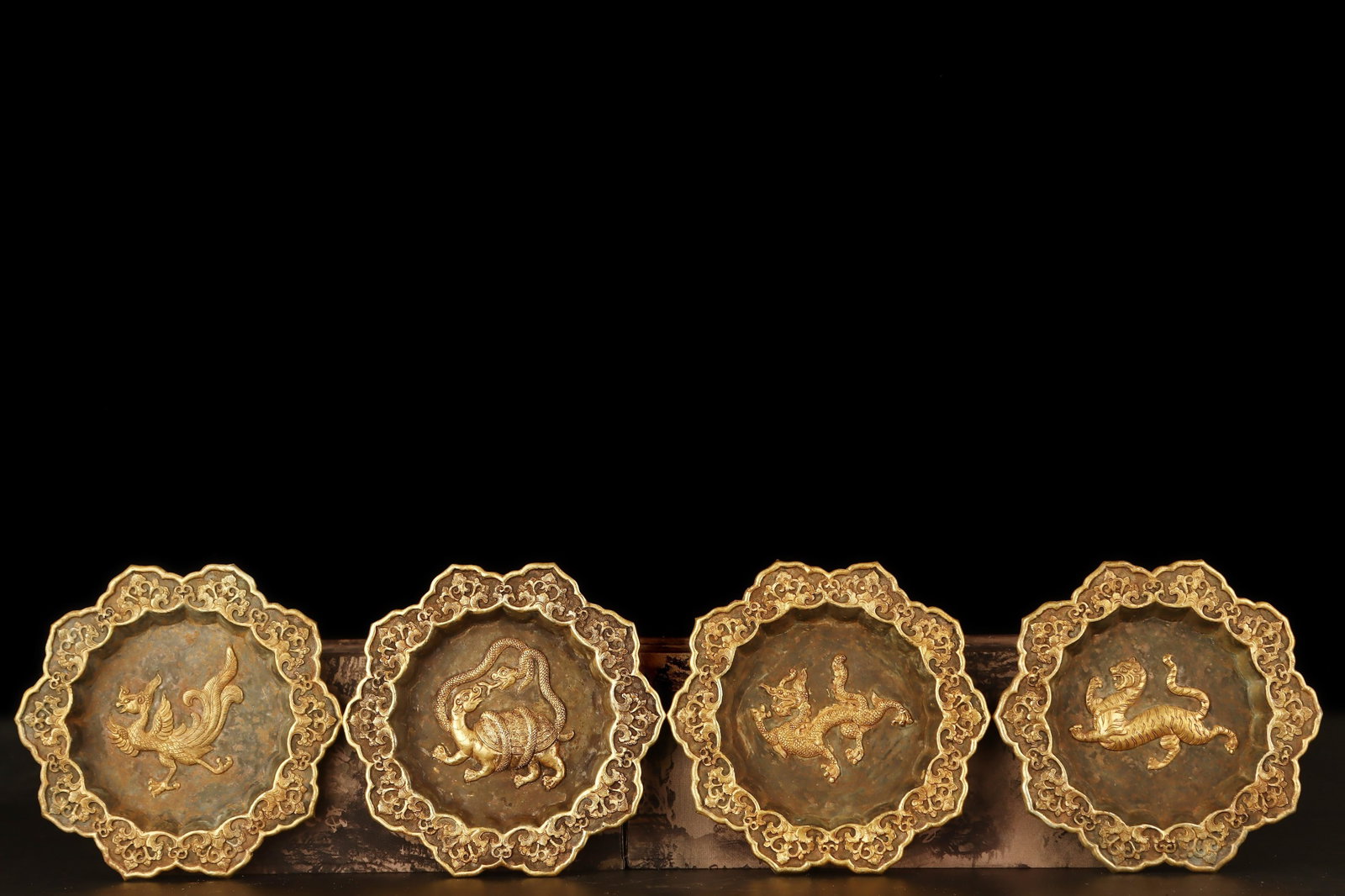 A Set of Exquisite Gilt Bronze Auspicious Beast Pattern Plate: A Set of Exquisite Gilt Bronze Auspicious Beast Pattern Plate,Qing Dynasty, China,Size:0.5inx6.1inx6.1in Weight:721g 一套铜鎏金瑞兽纹盘,中&#