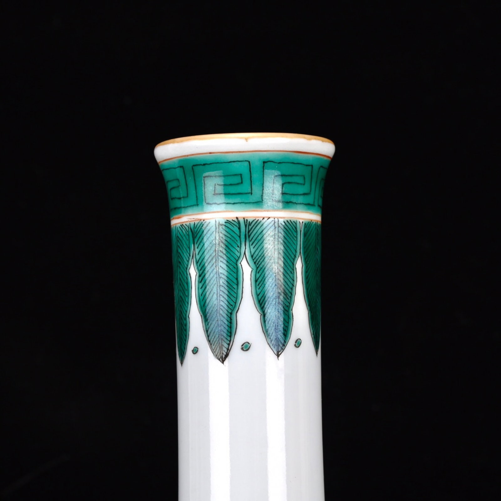 A Rare Wucai Dragon Pattern Vase - 4