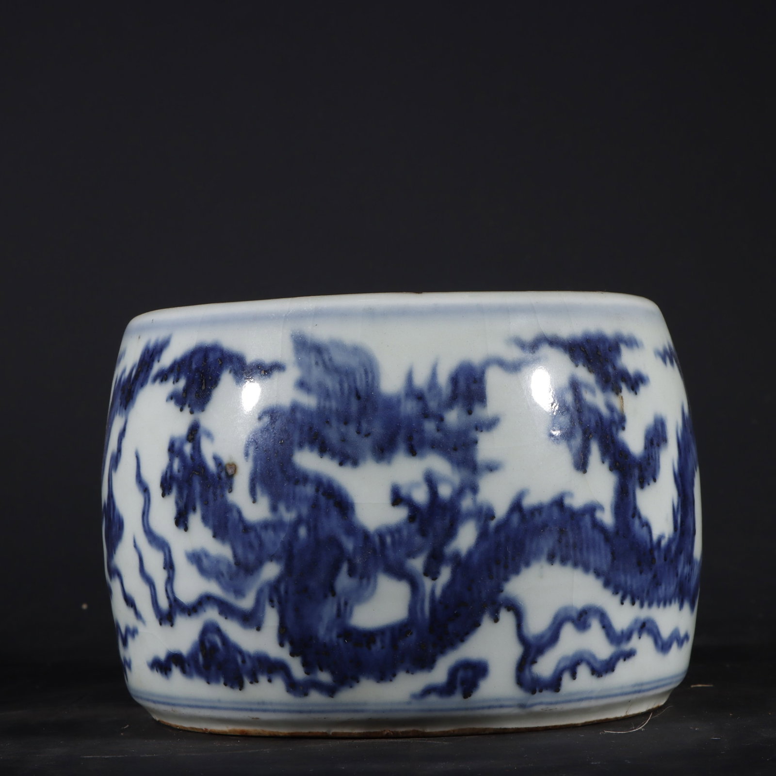 An Exquisite Blue and White Auspicious Cloud and Dragon Pattern Jar: An Exquisite Blue and White Auspicious Cloud and Dragon Pattern Jar,Ming Dynasty,China,Xuande Six-character Mark,Size:3.9inx5.5in 青花祥云龙纹罐,中Þ