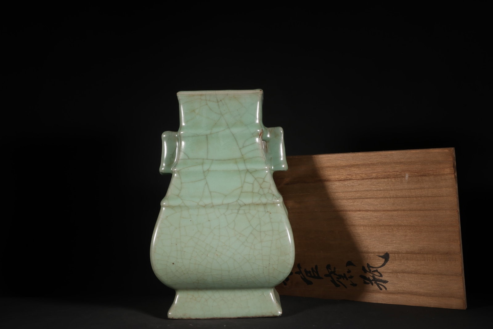 An Exquisite Guan yao Celadon Glazed Double-Ears Vase: An Exquisite Guan yao Celadon Glazed Double-Ears Vase,Song Dynasty,China,Size:10inx6.1in 官窑青釉双耳瓶,中国宋代