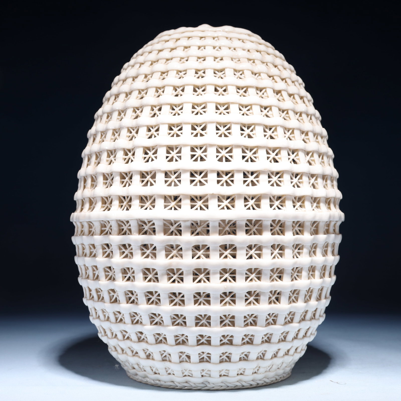 An Exquisite Blance-De-Chine Vase: An Exquisite Blance-De-Chine Vase Blance-De-Chine Vase,Ming Dynasty,China,Size:8.7inx11.8in,Weight:1500g 德化瓷瓶,中国明代