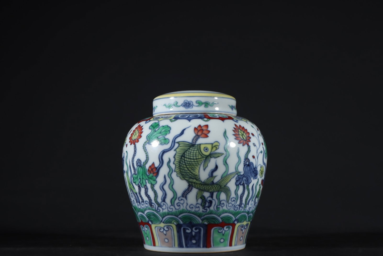An Exquisite Doucai Hornwort Pattern Jar: An Exquisite Doucai Hornwort Pattern Jar,Ming Dynasty,China,Size:5.3inx4.9in 斗彩鱼藻纹罐,中国明代