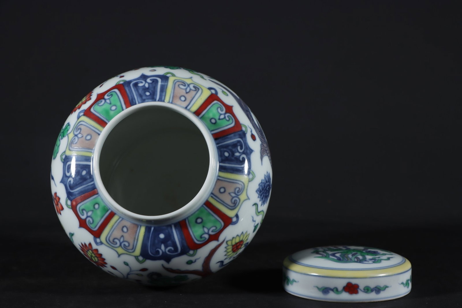 An Exquisite Doucai Hornwort Pattern Jar - 8