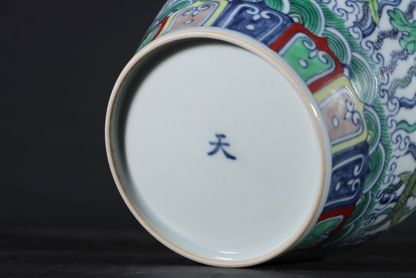 An Exquisite Doucai Hornwort Pattern Jar - 9