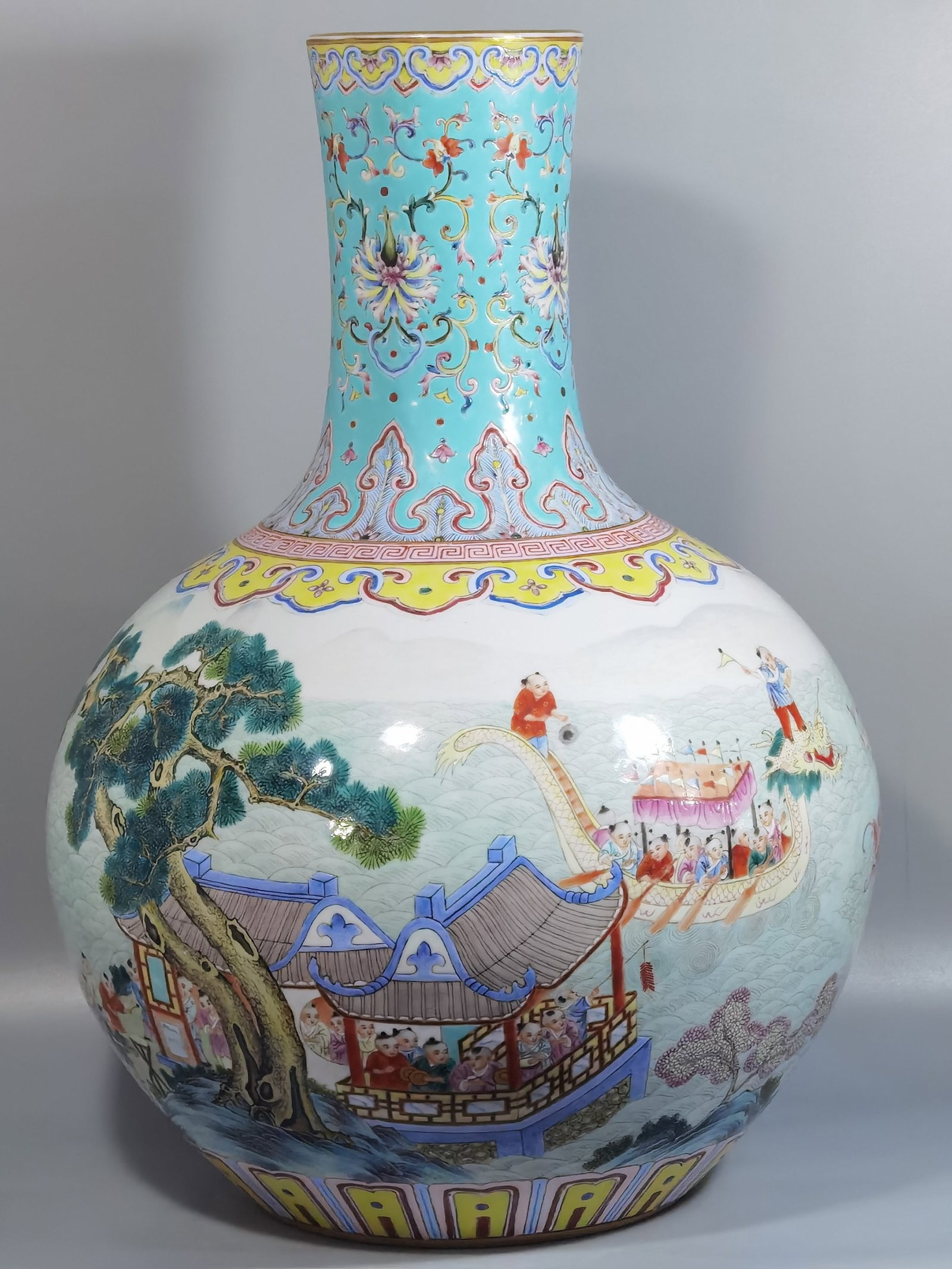 A Huge Famille-Rose Character and Story Pattern Vase: A Huge Famille-Rose Character and Story Pattern Vase,Qing Dynasty,China,Qianlong Six-character Mark,Size:20.9inx15in 粉彩人物故事纹瓶,中国&#