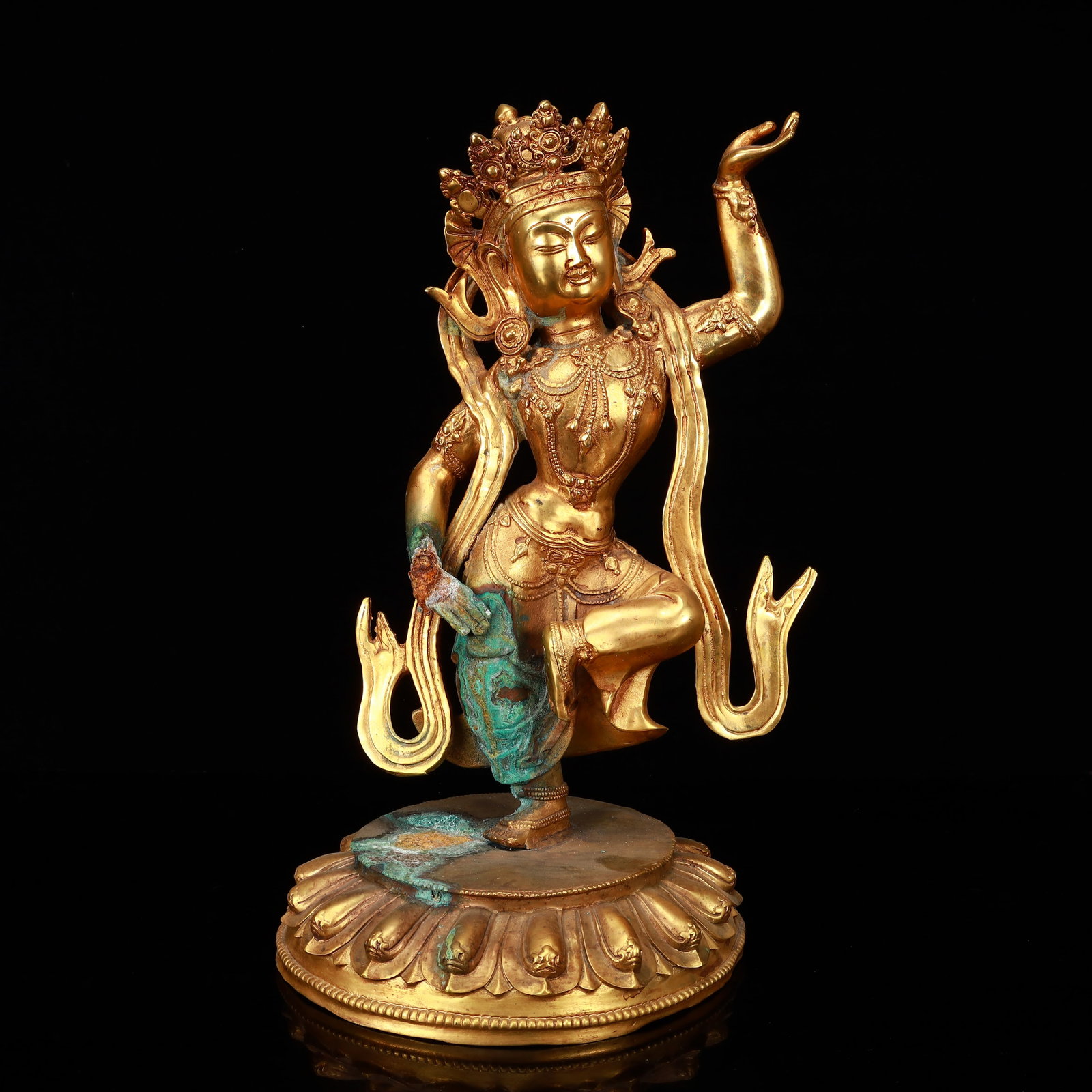 A Solemn Gilt Bronze Statue of Tara: A Solemn Gilt Bronze Statue of Tara,The Warring States period in China,Size:8.7inx16.1in,Weight:4000g 铜鎏金度母像,中国战国时期