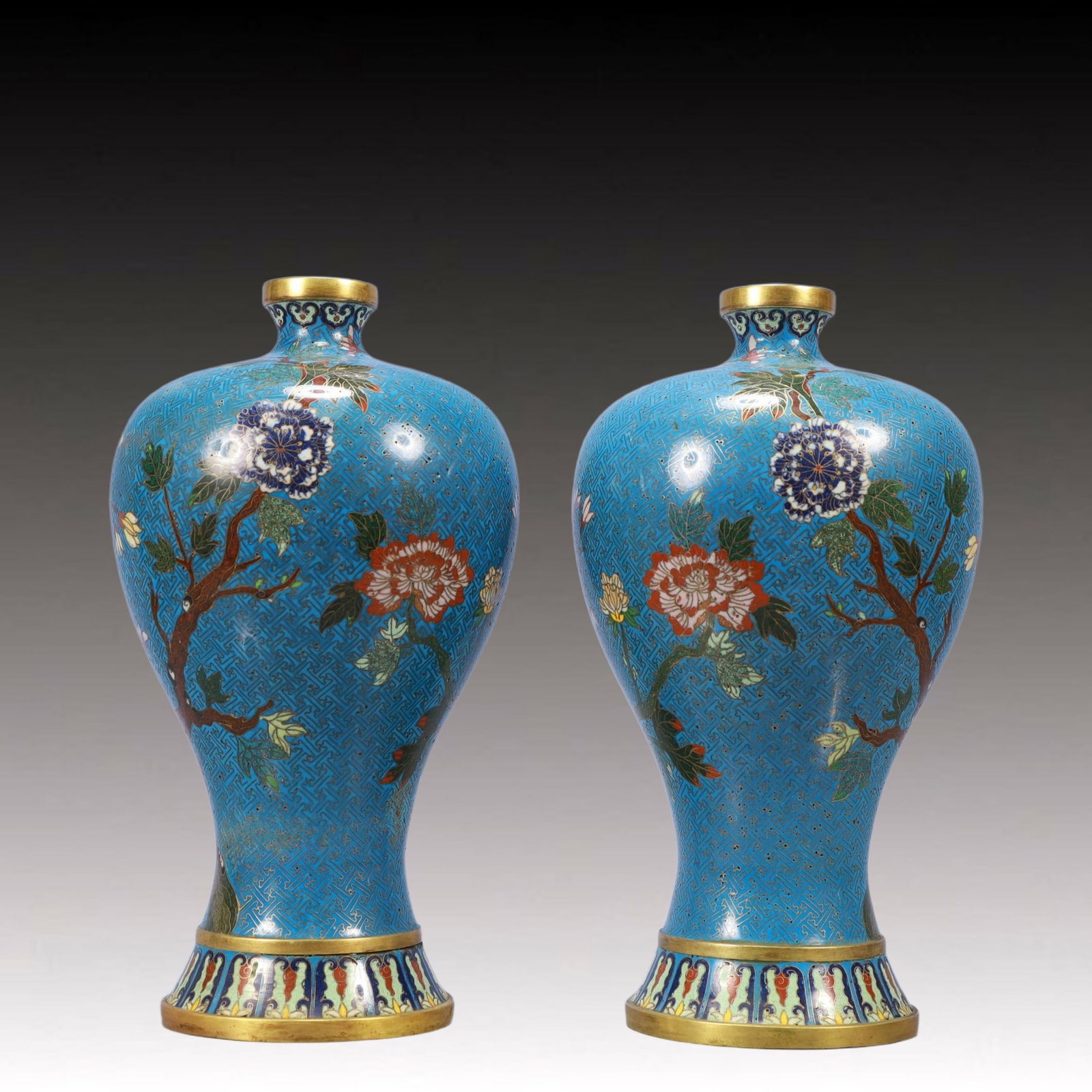 A Pair of Exquisite Cloisonne Flower Pattern Vases: A Pair of Exquisite Cloisonne Flower Pattern Vases ,Qing Dynasty, China,Qianlong Four-character Mark,Size：6.3inx12.2in; Weight：3900g 一对景泰蓝花Õ
