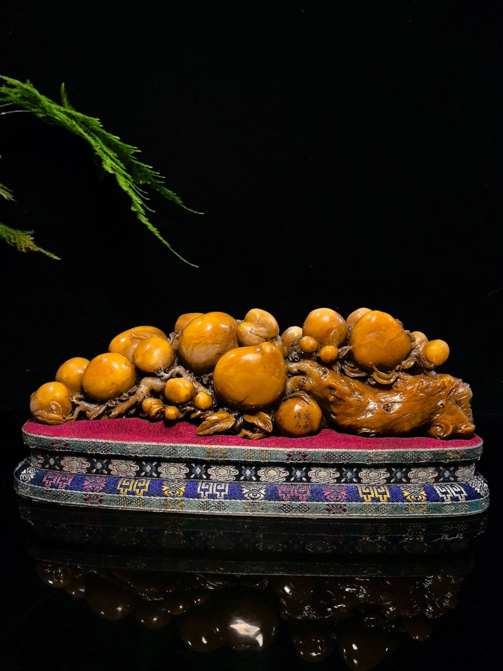 An Exquisite Tianhuang Stone Peach Pattern Ornament: An Exquisite Tianhuang Stone Peach Pattern Ornament,Qing Dynasty,China,Size:3.5inx11.8in,Weight:2367g 田黄石桃子纹摆件,中国清代