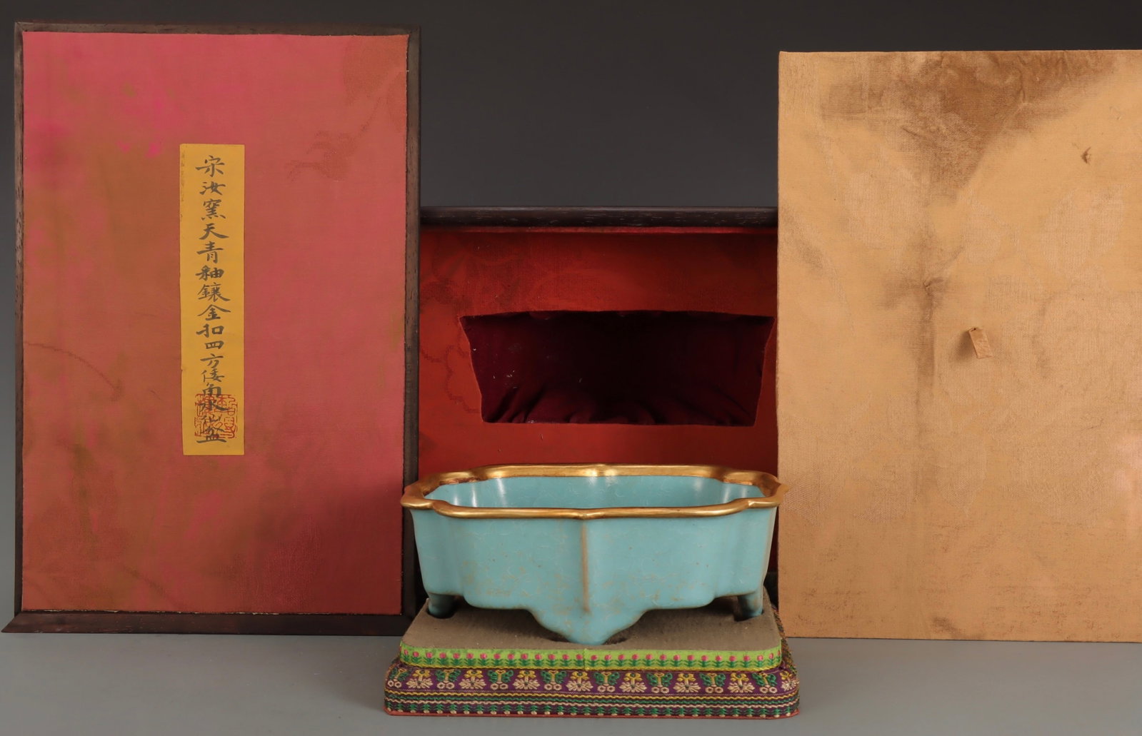 An Exquisite Ru yao Sky Blue Glazed Inlaid Gold Basin: An Exquisite Ru yao Sky Blue Glazed Inlaid Gold Basin,Song Dynasty,China,Size:2.8inx8.3inx6.1in 汝窑天青釉镶金盆,中国宋代