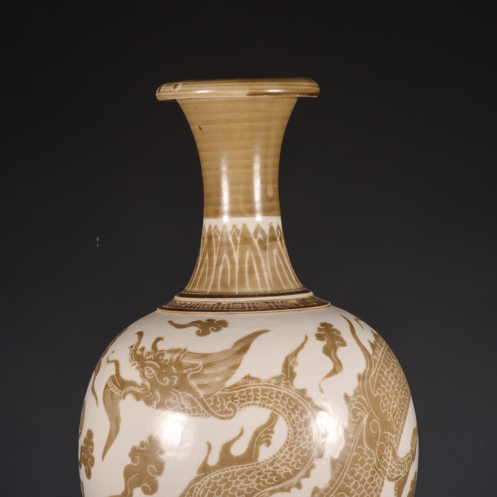 A Rare Ding yao Dragon Pattern Vase - 2