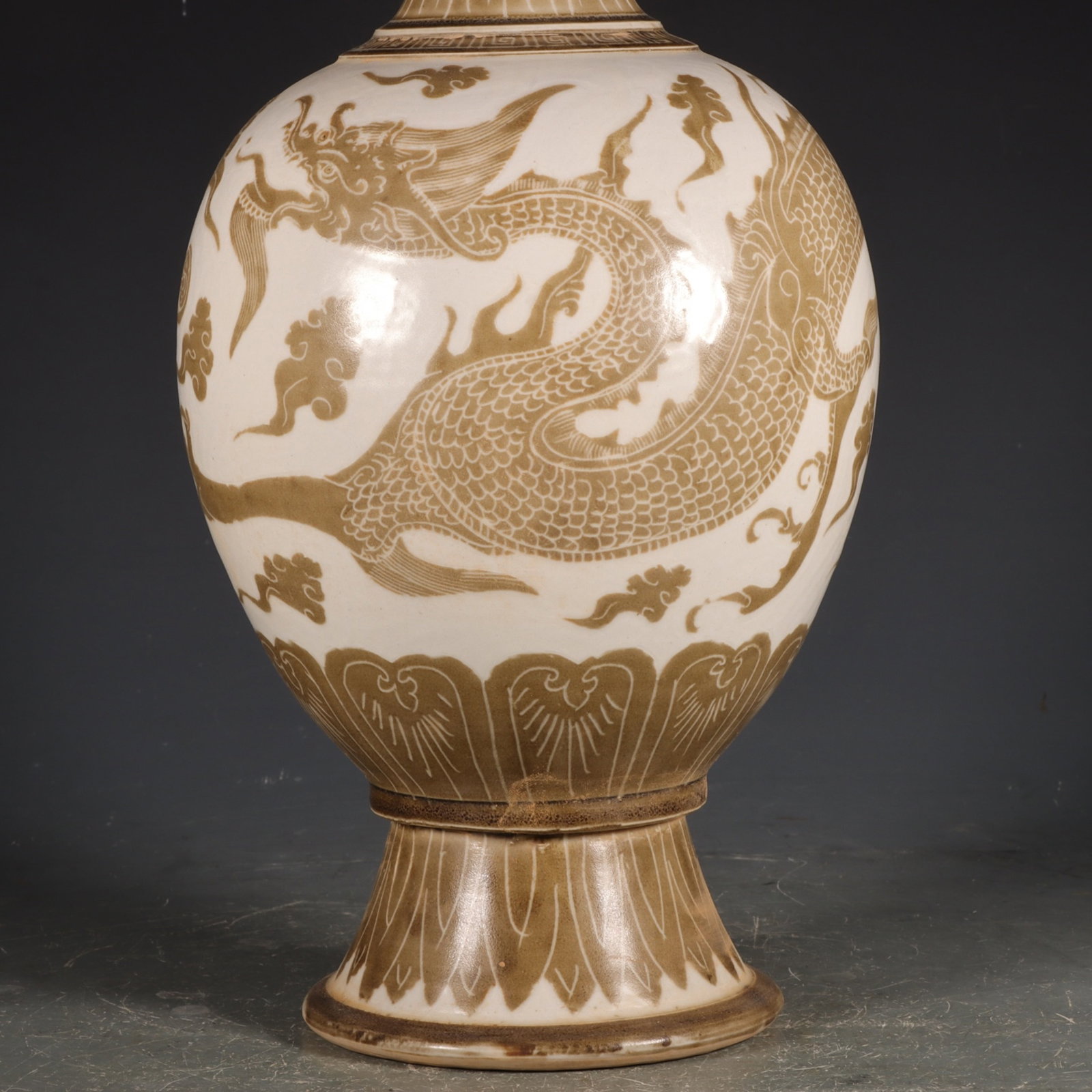 A Rare Ding yao Dragon Pattern Vase - 3